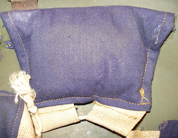 Patte de coiffe de couleur bleu.