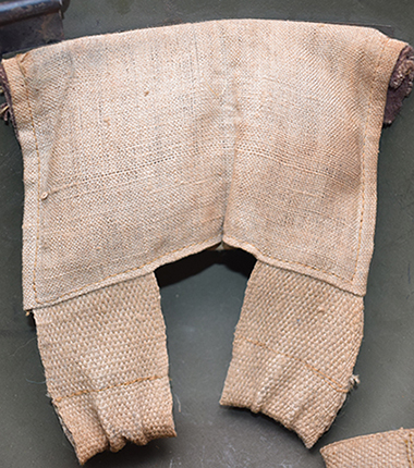 Patte de coiffe en toile.