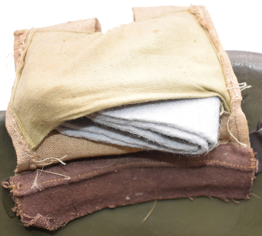 Rembourrage avec des bandes de feutre.