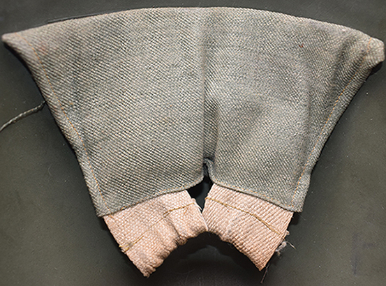 Autre patte de coiffe, de couleur diff&eacute;rente.