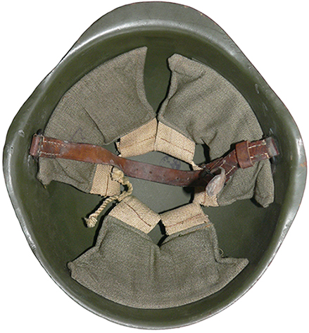 Exemplaire repeint en vert satin&eacute;.