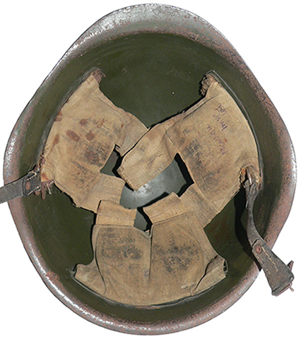 Exemplaire avec insigne non identifi&eacute;.