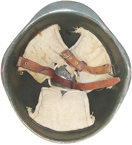 Exemplaire avec &eacute;toile communiste.