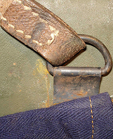 Passant de jugulaire articul&eacute;.