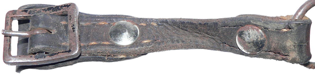 Exemple de jugulaire cousue puis solidifi&eacute;e par rivet.