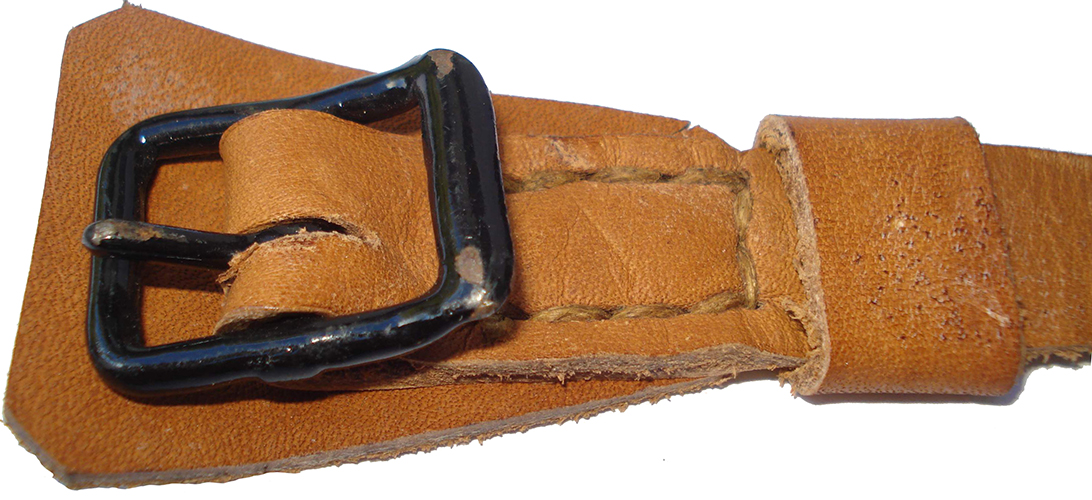 Boucle &agrave; ardillon de fermeture.