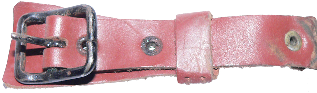 Exemple de jugulaire rivet&eacute;e.