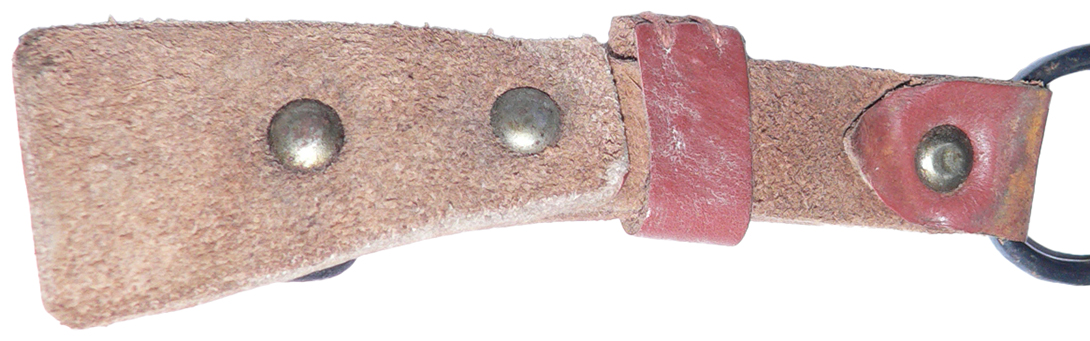 Exemple de jugulaire rivet&eacute;e.