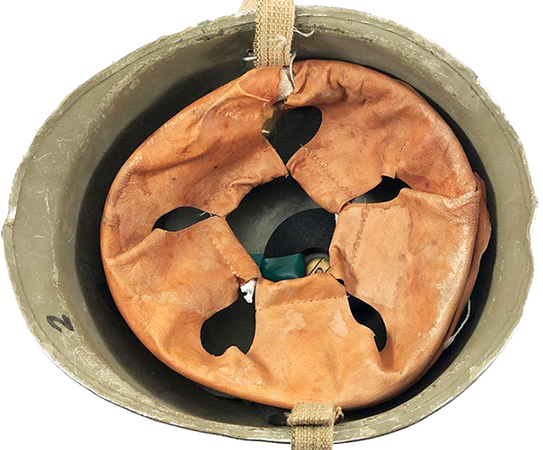 Fabrication initiale avec coiffe en cuir. Fabrication initiale avec coiffe en cuir.