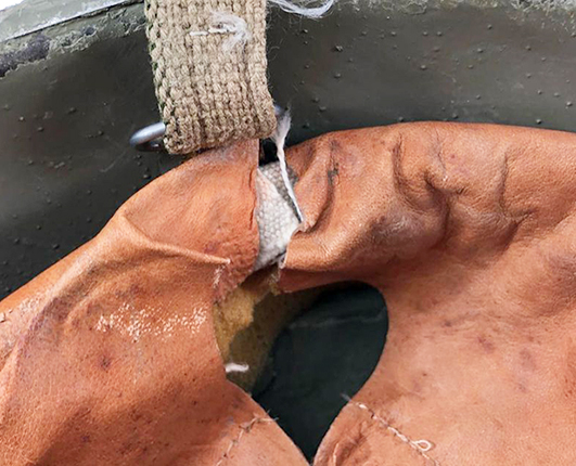 Doublure en toile et en mousse. Doublure en toile et en mousse.