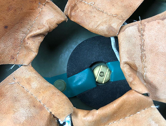 Détails suspension en cuir. Détails suspension en cuir.