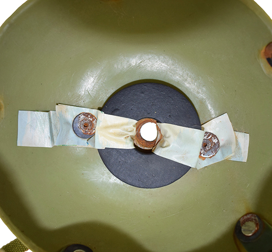 Tampon sommital retenu par deux bandes plastiques. Tampon sommital retenu par deux bandes plastiques.