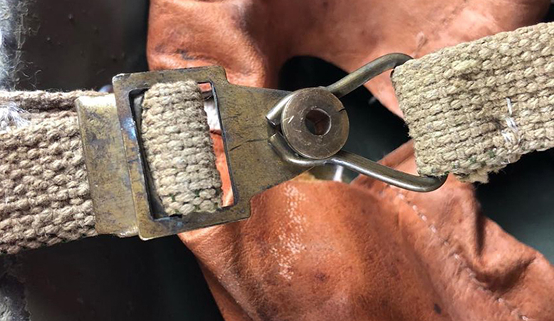 Boucle de fermeture reprise du casque M1A1 ouest-allemand. Boucle de fermeture reprise du casque M1A1 ouest-allemand.