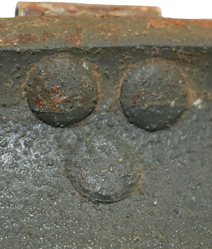 Têtes des rivets.