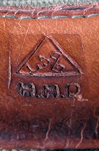 Marquage estampé sur le bandeau en cuir. Marquage estampé sur le bandeau en cuir.