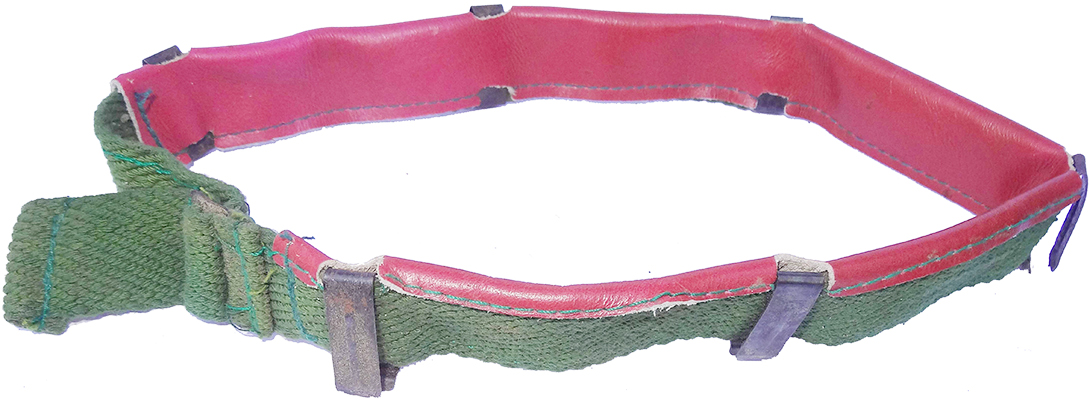 Bandeau de tête en cuir rouge. Bandeau de tête en cuir rouge.