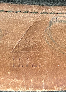 Marquage estampé sur le bandeau en cuir. Marquage estampé sur le bandeau en cuir.