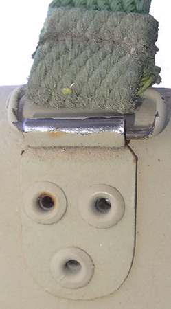 Détails maintien des parties de la jugulaire. Détails maintien des parties de la jugulaire.