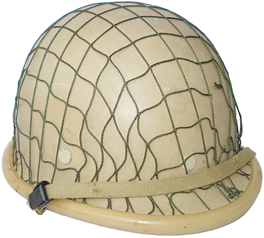 Filet couvre-casque (salade en toile cirée retirée). Filet couvre-casque (salade en toile cirée retirée).