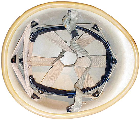 Exemplaire en toile beige. Exemplaire en toile beige.