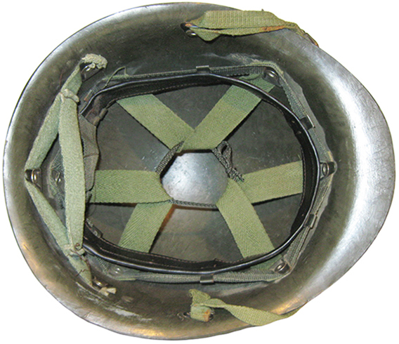 Exemplaire en toile verte dans un casque vert. Exemplaire en toile verte dans un casque vert.