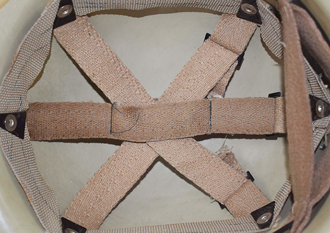 Détails des bandes de toile croisées constituant la suspension. Détails des bandes de toile croisées constituant la suspension.