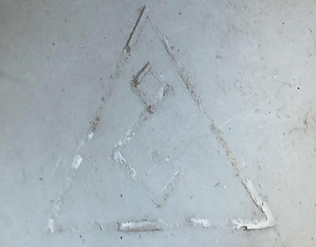 Marquage Jihm moulé au fond de la bombe. Marquage Jihm moulé au fond de la bombe.