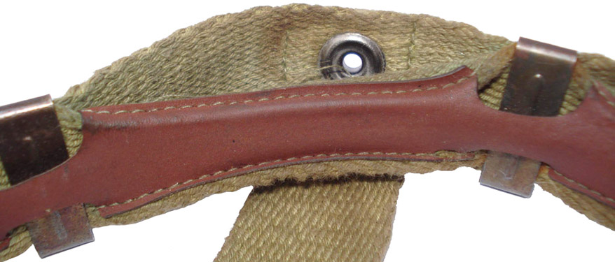Bandeau de tour de tête (le cuir a beaucoup rétréci avec le temps). Bandeau de tour de tête (le cuir a beaucoup rétréci avec le temps).