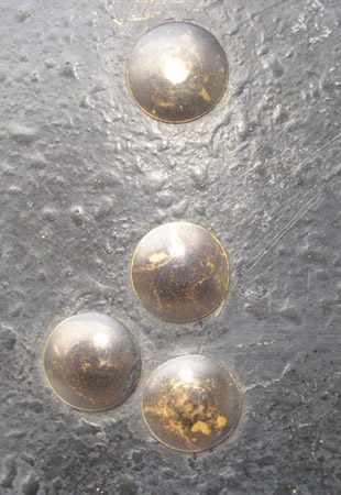 Rivets du pontet de jugulaire. Rivets du pontet de jugulaire.