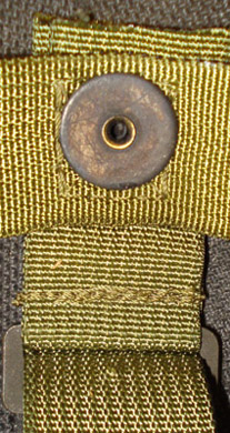 Rivet et plaque de maintien.