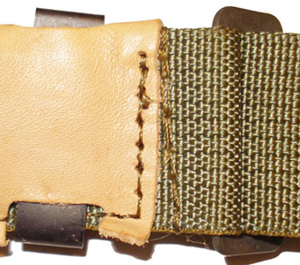 Boucle de réglage et agrafe de fixation.