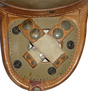 Couvre-oreille gauche.