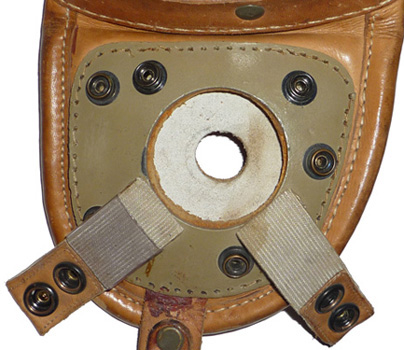 Orifice écouteur ouvert et fourreau en plastique.