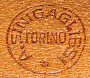 Cachet du fabricant de la coiffe.