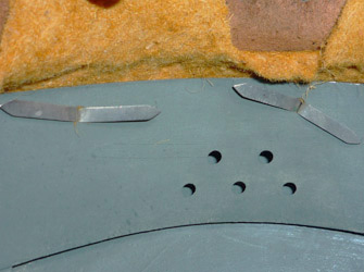 Coiffe en cuir fixée par des attaches parisiennes.