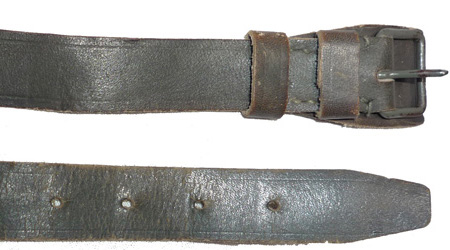 Jugulaire à boucle à ardillon en cuir gris.