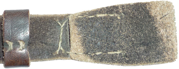 Patte en cuir couvrant la boucle à ardillon.