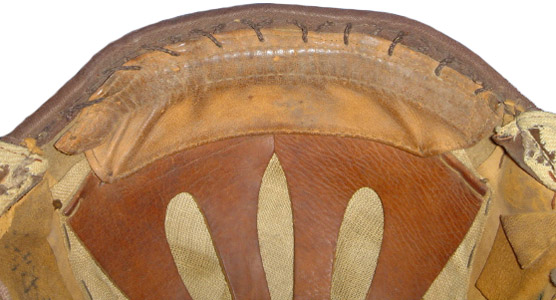 Bandeau frontal en cuir fauve.