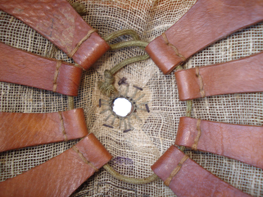 Suspension en cuir et lacet de réglage en profondeur.