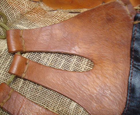 Détails pattes en cuir.