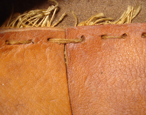 Assemblage des parties en cuir et fond en toile.