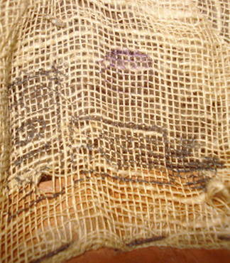 Fond en toile cousu sur ses bords.