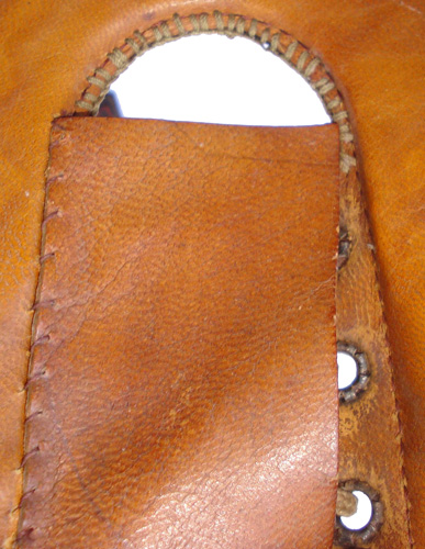 Volet en cuir de protection.