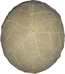 Couvre-casque premier type de la marine avec filet fin de couleur sable. Couvre-casque premier type de la marine avec filet fin de couleur sable.