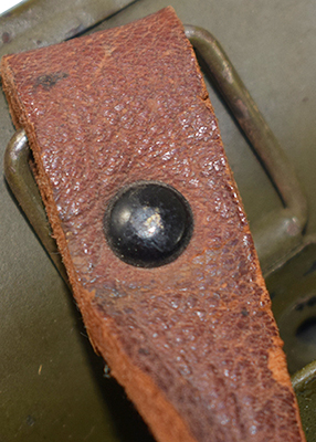 Détails rivetage de la jugulaire. Détails rivetage de la jugulaire.