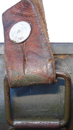 Détails rivetage de la jugulaire. Détails rivetage de la jugulaire.