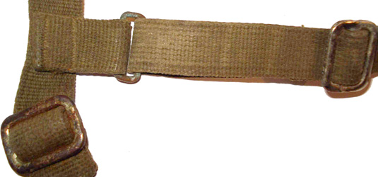 Partie arri&egrave;re de la jugulaire et boucle de r&eacute;glage.