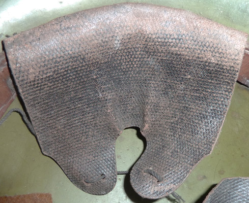 Patte de coiffe, cuir strié - 1928.