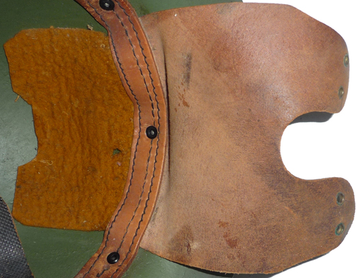 Patin en feutre cousu au dos du cerclage (rencontré sur un modèle C).