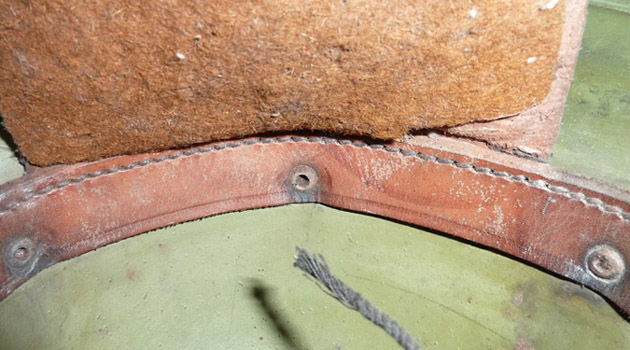 Cerclage en cuir riveté.